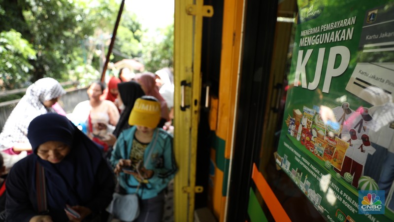 Bantuan sembako murah Kartu Jakarta pintar Plus (KJP Plus). (CNBC Indonesia/Tri Susilo)