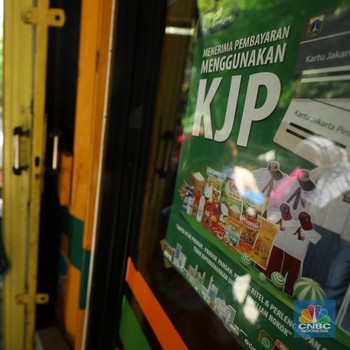 Potret Warga Antre Bantuan Pangan Bersubsidi Saat KJP Plus Cair
