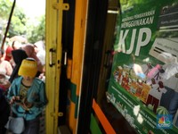 Potret Warga Antre Bantuan Pangan Bersubsidi Saat KJP Plus Cair