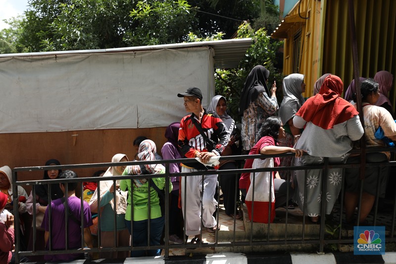 Bantuan sembako murah Kartu Jakarta pintar Plus (KJP Plus). (CNBC Indonesia/Tri Susilo)