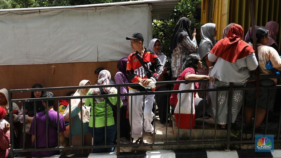 Bantuan sembako murah Kartu Jakarta pintar Plus (KJP Plus). (CNBC Indonesia/Tri Susilo)