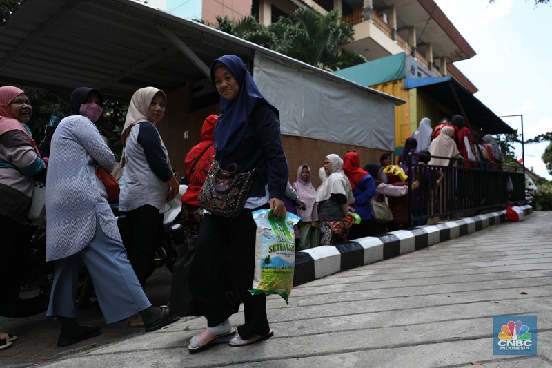 Bantuan sembako murah Kartu Jakarta pintar Plus (KJP Plus). (CNBC Indonesia/Tri Susilo)