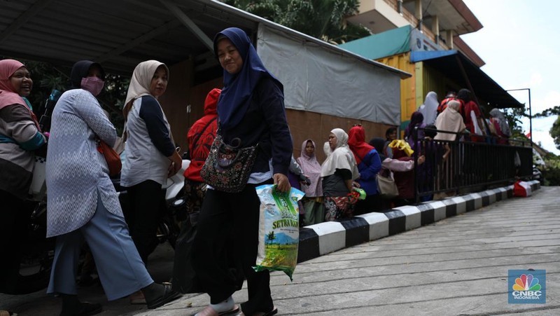 Bantuan sembako murah Kartu Jakarta pintar Plus (KJP Plus). (CNBC Indonesia/Tri Susilo)
