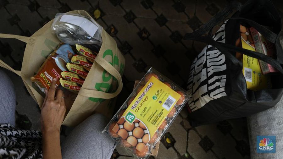 Bantuan sembako murah Kartu Jakarta pintar Plus (KJP Plus). (CNBC Indonesia/Tri Susilo)