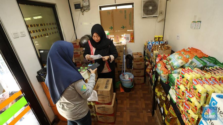Bantuan sembako murah Kartu Jakarta pintar Plus (KJP Plus). (CNBC Indonesia/Tri Susilo)