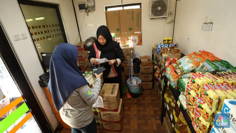 Bantuan sembako murah Kartu Jakarta pintar Plus (KJP Plus). (CNBC Indonesia/Tri Susilo)