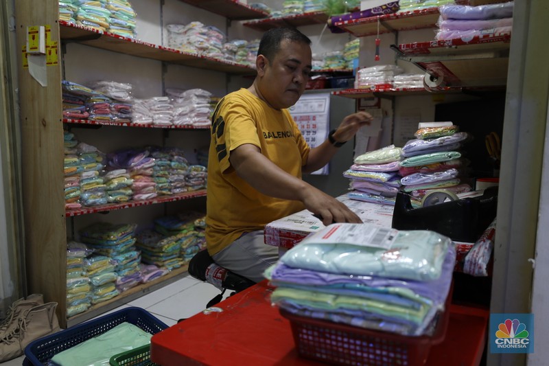 Bisnis pakain bayi online di kios Pasar Rumput, Jakarta, Kamis (25/1/2024). (CNBC Indonesia/Tri Susilo)