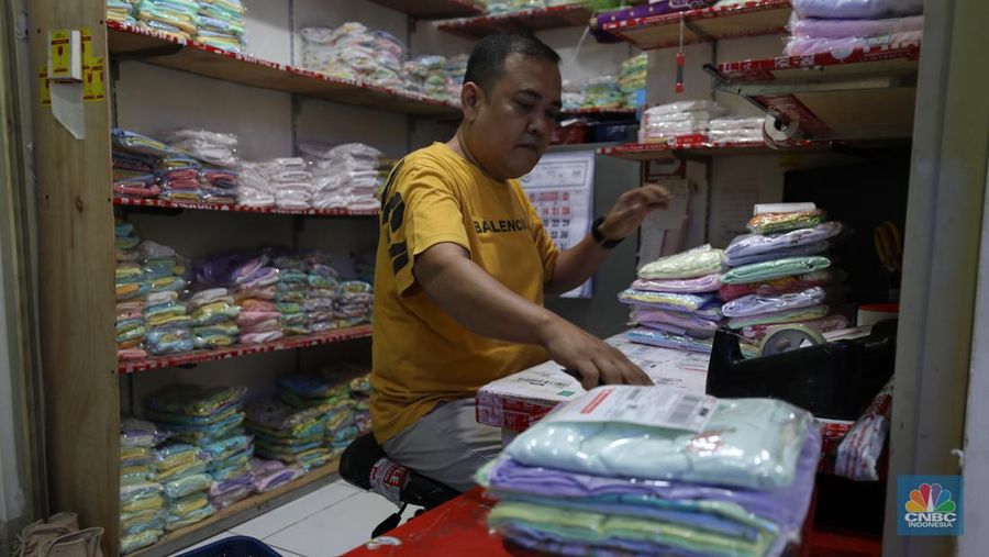 Bisnis pakain bayi online di kios Pasar Rumput, Jakarta, Kamis (25/1/2024). (CNBC Indonesia/Tri Susilo)