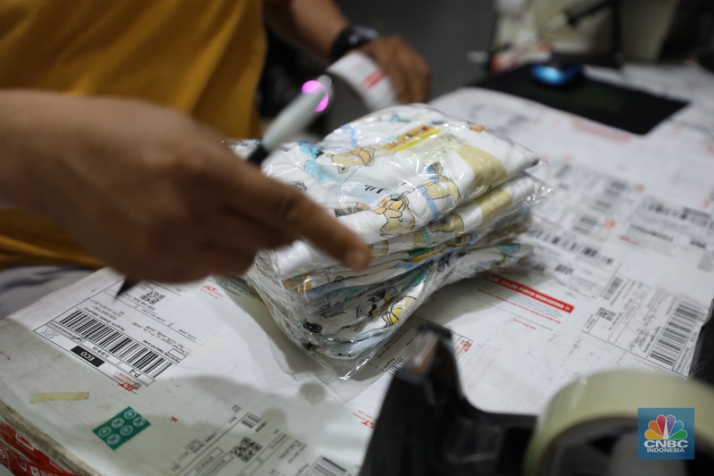 Bisnis pakain bayi online di kios Pasar Rumput, Jakarta, Kamis (25/1/2024). (CNBC Indonesia/Tri Susilo)