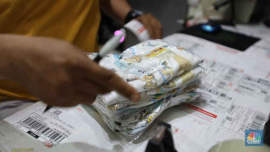 Bisnis pakain bayi online di kios Pasar Rumput, Jakarta, Kamis (25/1/2024). (CNBC Indonesia/Tri Susilo)