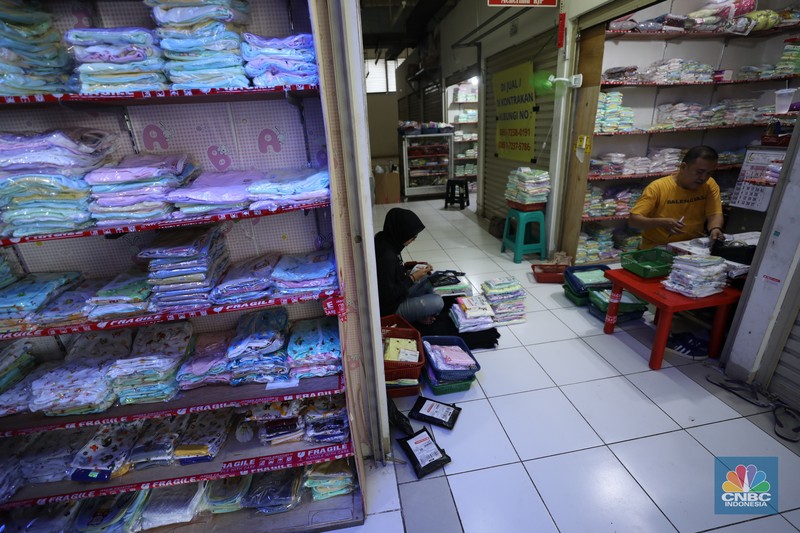 Bisnis pakain bayi online di kios Pasar Rumput, Jakarta, Kamis (25/1/2024). (CNBC Indonesia/Tri Susilo) Bisnis pakain bayi online di kios Pasar Rumput, Jakarta, Kamis (25/1/2024). (CNBC Indonesia/Tri Susilo)