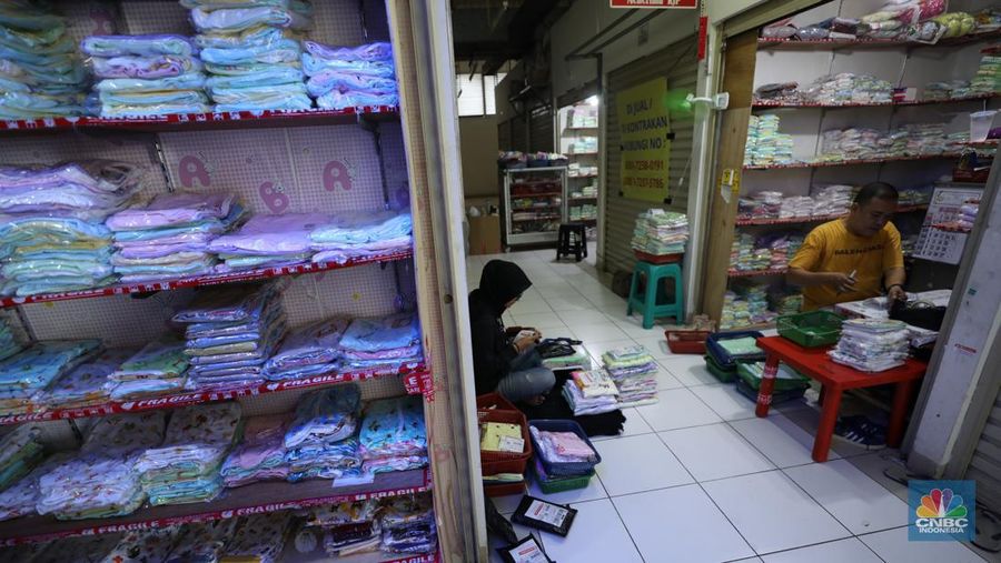 Bisnis pakain bayi online di kios Pasar Rumput, Jakarta, Kamis (25/1/2024). (CNBC Indonesia/Tri Susilo)