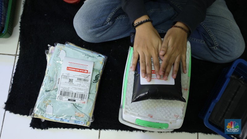 Bisnis pakain bayi online di kios Pasar Rumput, Jakarta, Kamis (25/1/2024). (CNBC Indonesia/Tri Susilo)