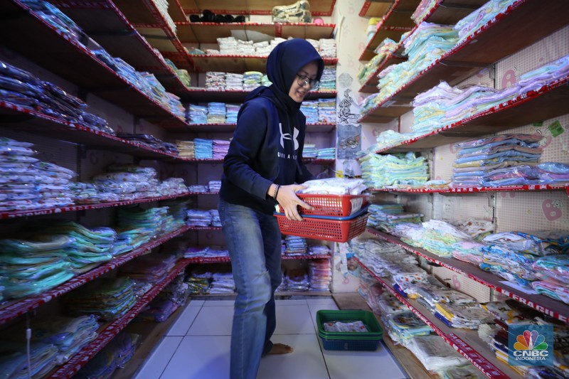 Bisnis pakain bayi online di kios Pasar Rumput, Jakarta, Kamis (25/1/2024). (CNBC Indonesia/Tri Susilo)