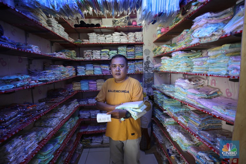 Bisnis pakain bayi online di kios Pasar Rumput, Jakarta, Kamis (25/1/2024). (CNBC Indonesia/Tri Susilo)