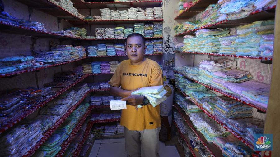 Bisnis pakain bayi online di kios Pasar Rumput, Jakarta, Kamis (25/1/2024). (CNBC Indonesia/Tri Susilo)