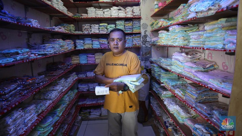 Bisnis pakain bayi online di kios Pasar Rumput, Jakarta, Kamis (25/1/2024). (CNBC Indonesia/Tri Susilo)