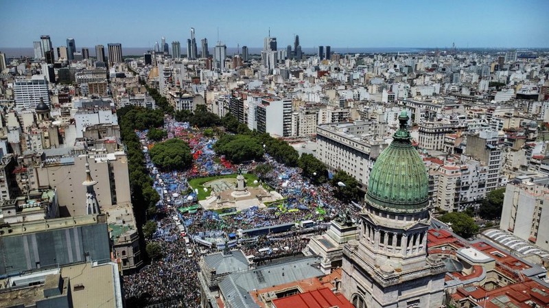 Polisi berjaga di luar Kongres tempat para pengunjuk rasa berkumpul selama pemogokan nasional menentang reformasi ekonomi dan tenaga kerja yang diusulkan oleh Presiden Argentina Javier Milei di Buenos Aires, Argentina, Rabu, 24 Januari 2024. (AP Photo/Rodrigo Abd)