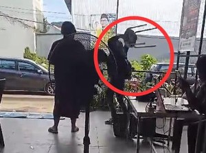 Heboh Emak-emak Ngamuk di Warkop Mamuju, Rusak Kipas-Banting Kursi