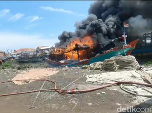 Diduga Korsleting, Kapal Nelayan di Pelabuhan Kluwut Brebes Ludes Terbakar
