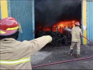 Kebakaran Toko Bangunan di Gresik Hanguskan 4 Kendaraan