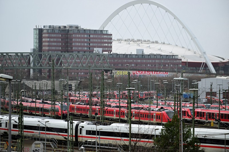 Seorang penumpang menunggu di peron di Berlin Hauptbahnhof ketika serikat pengemudi kereta GDL Jerman memulai pemogokan menuntut kenaikan upah dan pengurangan minggu kerja, di Berlin, Jerman, 23 Januari 2024. Seorang penumpang menunggu di peron di Berlin Hauptbahnhof ketika serikat pengemudi kereta GDL Jerman memulai pemogokan menuntut kenaikan upah dan pengurangan minggu kerja, di Berlin, Jerman, 23 Januari 2024. (REUTERS/Liesa Johannssen
)