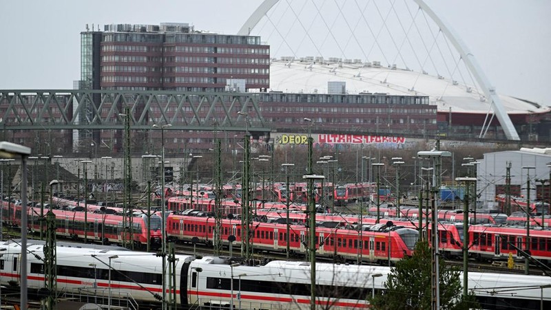Seorang penumpang menunggu di peron di Berlin Hauptbahnhof ketika serikat pengemudi kereta GDL Jerman memulai pemogokan menuntut kenaikan upah dan pengurangan minggu kerja, di Berlin, Jerman, 23 Januari 2024. (REUTERS/Liesa Johannssen  )