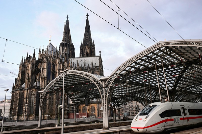 Seorang penumpang menunggu di peron di Berlin Hauptbahnhof ketika serikat pengemudi kereta GDL Jerman memulai pemogokan menuntut kenaikan upah dan pengurangan minggu kerja, di Berlin, Jerman, 23 Januari 2024. Seorang penumpang menunggu di peron di Berlin Hauptbahnhof ketika serikat pengemudi kereta GDL Jerman memulai pemogokan menuntut kenaikan upah dan pengurangan minggu kerja, di Berlin, Jerman, 23 Januari 2024. (REUTERS/Liesa Johannssen
)