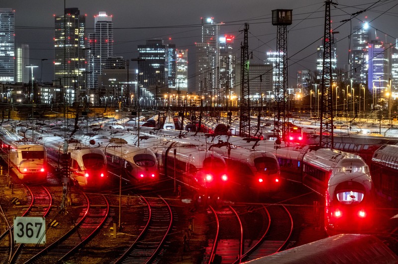 Seorang penumpang menunggu di peron di Berlin Hauptbahnhof ketika serikat pengemudi kereta GDL Jerman memulai pemogokan menuntut kenaikan upah dan pengurangan minggu kerja, di Berlin, Jerman, 23 Januari 2024. (REUTERS/Liesa Johannssen  )