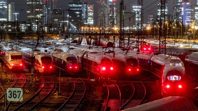 Seorang penumpang menunggu di peron di Berlin Hauptbahnhof ketika serikat pengemudi kereta GDL Jerman memulai pemogokan menuntut kenaikan upah dan pengurangan minggu kerja, di Berlin, Jerman, 23 Januari 2024. (REUTERS/Liesa Johannssen  )