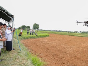 Saat Khofifah Tanam Kedelai Pakai Drone di Bangkalan