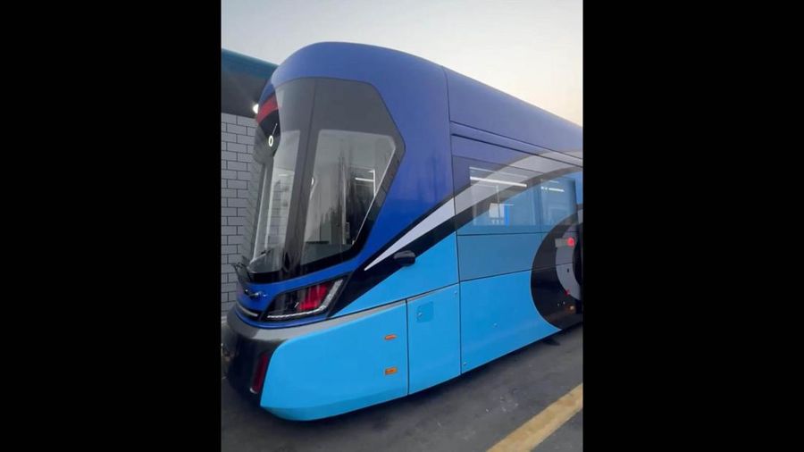 Menteri Perhubungan Budi Karya Sumadi, melakukan uji coba sebelum Kereta Otonom atau Autonomous Rail Transit (ART) akan dibangun di Ibu Kota Nusantara (IKN) pada kawasan Sumbu Barat dan Sumbu Timur. (Dok. Kemenhub)