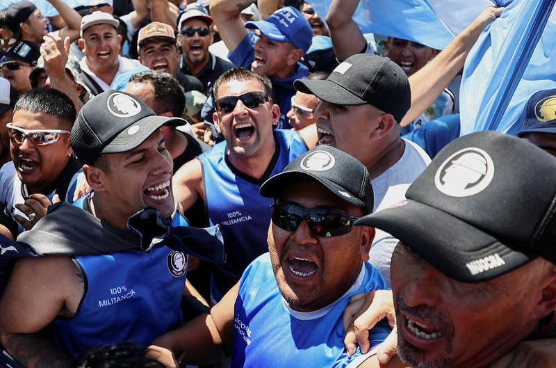 Polisi berjaga di luar Kongres tempat para pengunjuk rasa berkumpul selama pemogokan nasional menentang reformasi ekonomi dan tenaga kerja yang diusulkan oleh Presiden Argentina Javier Milei di Buenos Aires, Argentina, Rabu, 24 Januari 2024. (AP Photo/Rodrigo Abd)