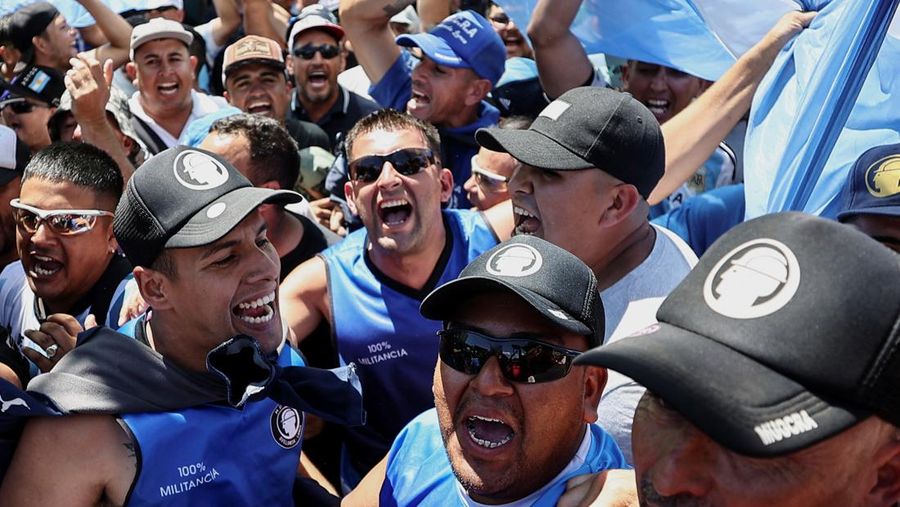 Polisi berjaga di luar Kongres tempat para pengunjuk rasa berkumpul selama pemogokan nasional menentang reformasi ekonomi dan tenaga kerja yang diusulkan oleh Presiden Argentina Javier Milei di Buenos Aires, Argentina, Rabu, 24 Januari 2024. (AP Photo/Rodrigo Abd)