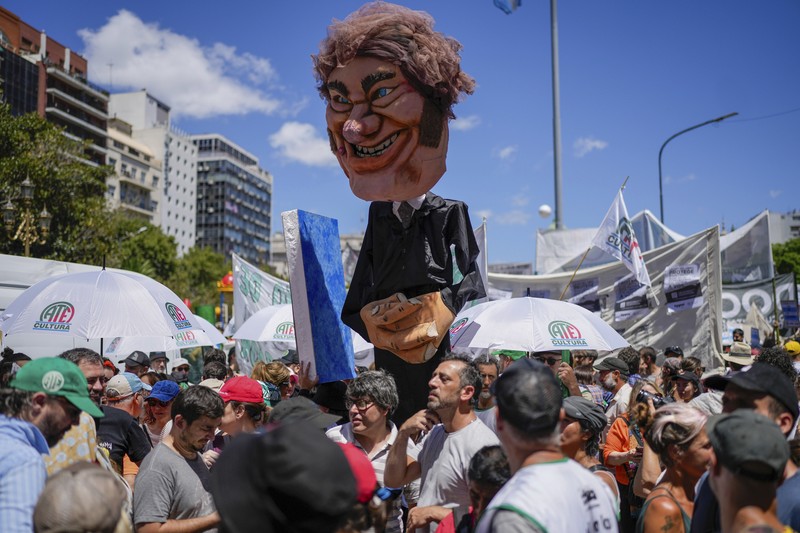 Polisi berjaga di luar Kongres tempat para pengunjuk rasa berkumpul selama pemogokan nasional menentang reformasi ekonomi dan tenaga kerja yang diusulkan oleh Presiden Argentina Javier Milei di Buenos Aires, Argentina, Rabu, 24 Januari 2024. (AP Photo/Rodrigo Abd)
