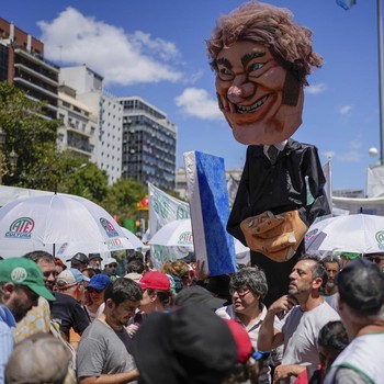 Argentina Genting! Warga Demo Besar-Besaran Tolak Presiden 'Gila'