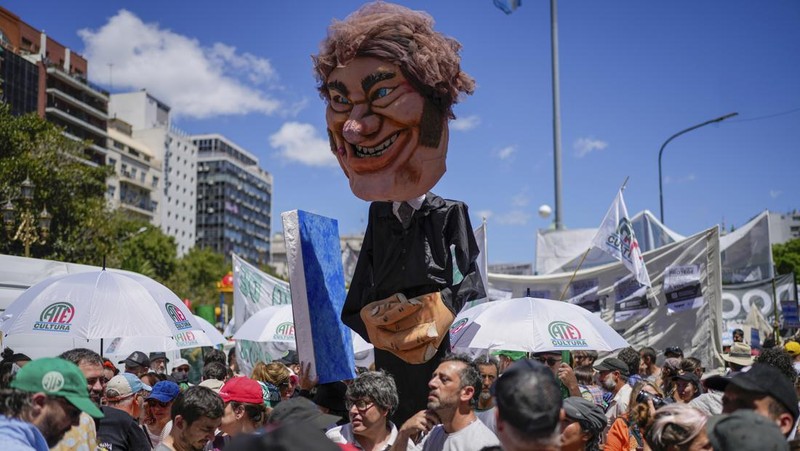Polisi berjaga di luar Kongres tempat para pengunjuk rasa berkumpul selama pemogokan nasional menentang reformasi ekonomi dan tenaga kerja yang diusulkan oleh Presiden Argentina Javier Milei di Buenos Aires, Argentina, Rabu, 24 Januari 2024. (AP Photo/Rodrigo Abd)