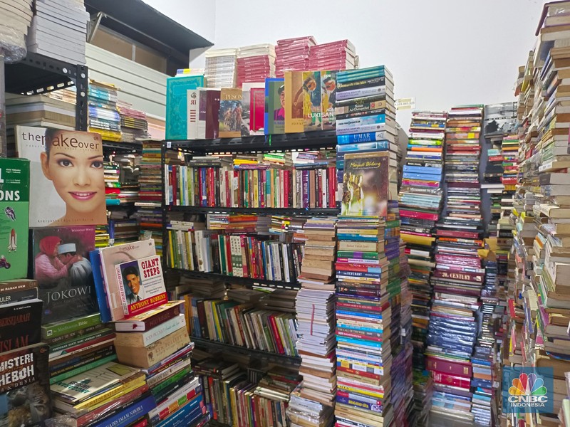 Pedagang buku di Pasar Kenari Jakarta Pusat sepi pembeli. CNBC Indonesia/Martyasari Rizky Pedagang buku di Pasar Kenari Jakarta Pusat sepi pembeli. CNBC Indonesia/Martyasari Rizky