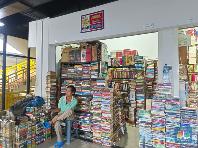 Pedagang buku di Pasar Kenari Jakarta Pusat sepi pembeli. CNBC Indonesia/Martyasari Rizky Pedagang buku di Pasar Kenari Jakarta Pusat sepi pembeli. CNBC Indonesia/Martyasari Rizky