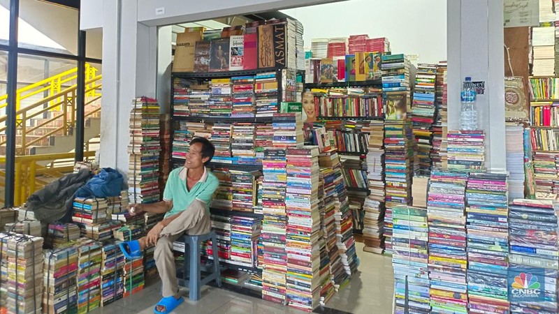 Pedagang buku di Pasar Kenari Jakarta Pusat sepi pembeli. վ/Martyasari Rizky