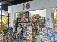 Lapak Pedagang Buku di Pasar Kenari Sepi Parah, Pedagang Nangis