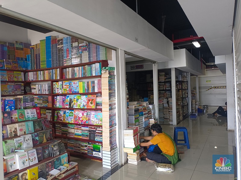 Pedagang buku di Pasar Kenari Jakarta Pusat sepi pembeli. CNBC Indonesia/Martyasari Rizky Pedagang buku di Pasar Kenari Jakarta Pusat sepi pembeli. CNBC Indonesia/Martyasari Rizky