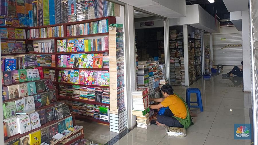 Pedagang buku di Pasar Kenari Jakarta Pusat sepi pembeli. վ/Martyasari Rizky