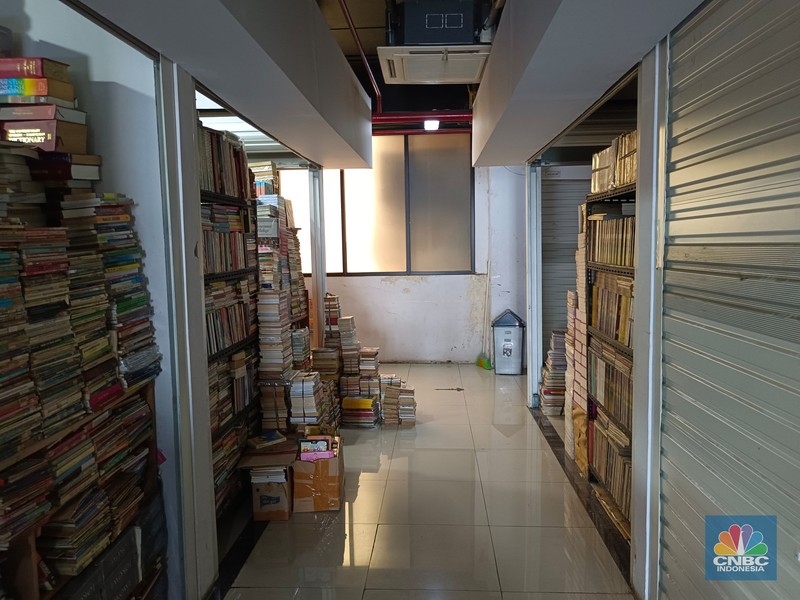 Pedagang buku di Pasar Kenari Jakarta Pusat sepi pembeli. CNBC Indonesia/Martyasari Rizky