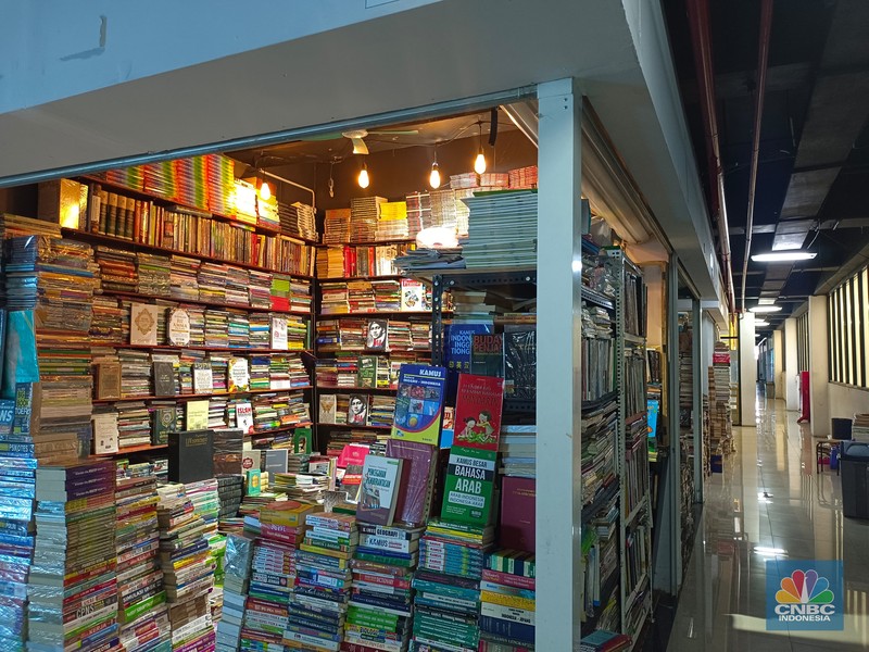 Pedagang buku di Pasar Kenari Jakarta Pusat sepi pembeli. CNBC Indonesia/Martyasari Rizky Pedagang buku di Pasar Kenari Jakarta Pusat sepi pembeli. CNBC Indonesia/Martyasari Rizky