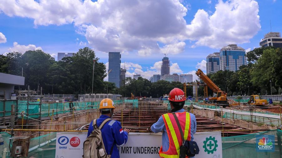 Pekerja mengontrol pembangunan proyek CP 201 Fase 2 MRT di kawasan Monas, Jakarta, Kamis (25/1/2024). Proyek pembangunan MRT Jakarta Fase 2 yang membentang sepanjang sekitar 11,8 kilometer dari kawasan Bundaran HI hingga Ancol Barat terus dikebut. (CNBC Indonesia/Faisal Rahman)