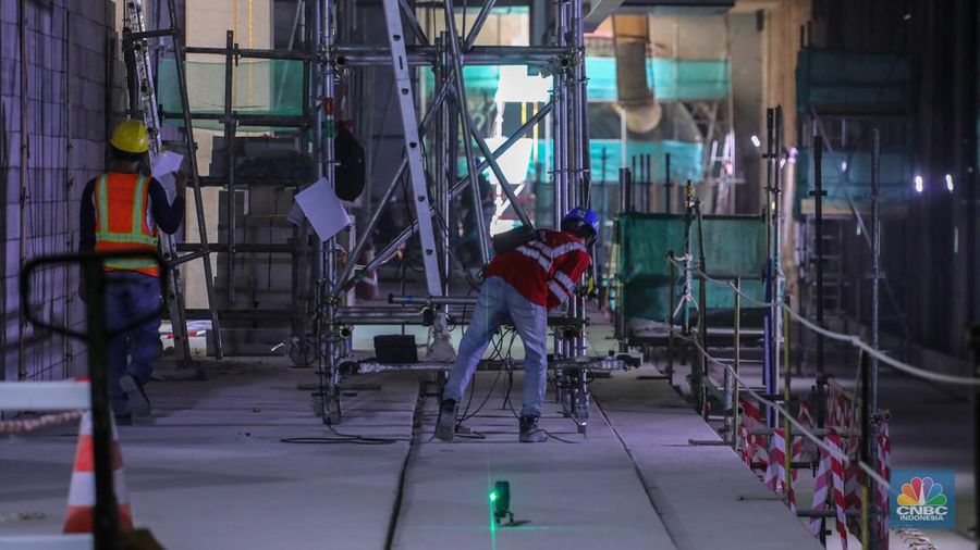 Pekerja mengontrol pembangunan proyek CP 201 Fase 2 MRT di kawasan Monas, Jakarta, Kamis (25/1/2024). Proyek pembangunan MRT Jakarta Fase 2 yang membentang sepanjang sekitar 11,8 kilometer dari kawasan Bundaran HI hingga Ancol Barat terus dikebut. (CNBC Indonesia/Faisal Rahman)