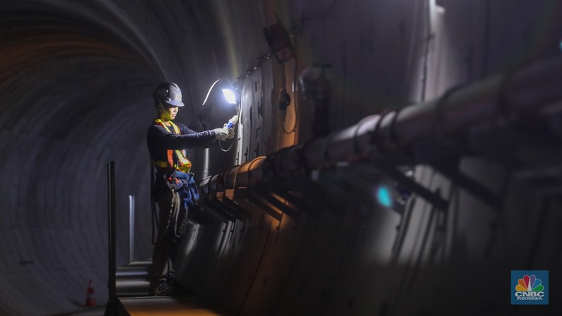 Pekerja mengontrol pembangunan proyek CP 201 Fase 2 MRT di kawasan Monas, Jakarta, Kamis (25/1/2024). Proyek pembangunan MRT Jakarta Fase 2 yang membentang sepanjang sekitar 11,8 kilometer dari kawasan Bundaran HI hingga Ancol Barat terus dikebut. (CNBC Indonesia/Faisal Rahman)