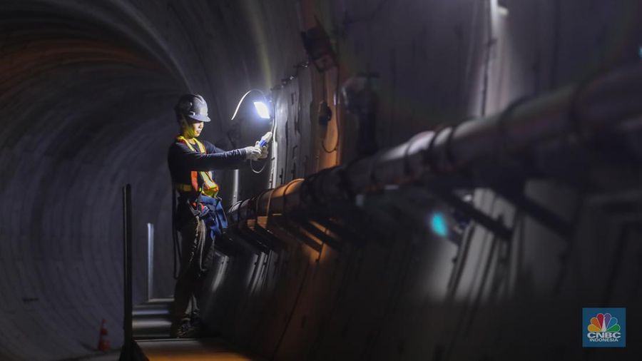 Pekerja mengontrol pembangunan proyek CP 201 Fase 2 MRT di kawasan Monas, Jakarta, Kamis (25/1/2024). Proyek pembangunan MRT Jakarta Fase 2 yang membentang sepanjang sekitar 11,8 kilometer dari kawasan Bundaran HI hingga Ancol Barat terus dikebut. (CNBC Indonesia/Faisal Rahman)