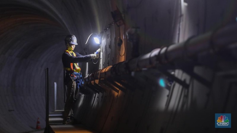 Pekerja mengontrol pembangunan proyek CP 201 Fase 2 MRT di kawasan Monas, Jakarta, Kamis (25/1/2024). Proyek pembangunan MRT Jakarta Fase 2 yang membentang sepanjang sekitar 11,8 kilometer dari kawasan Bundaran HI hingga Ancol Barat terus dikebut. (CNBC Indonesia/Faisal Rahman)